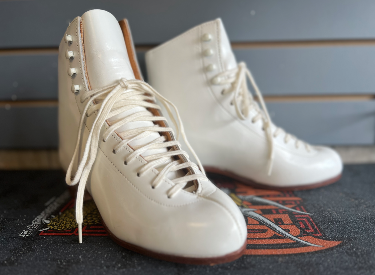 Riedell 320W Leather Ice/Roller Skate Boots - Fits women's 7-8 - Used once